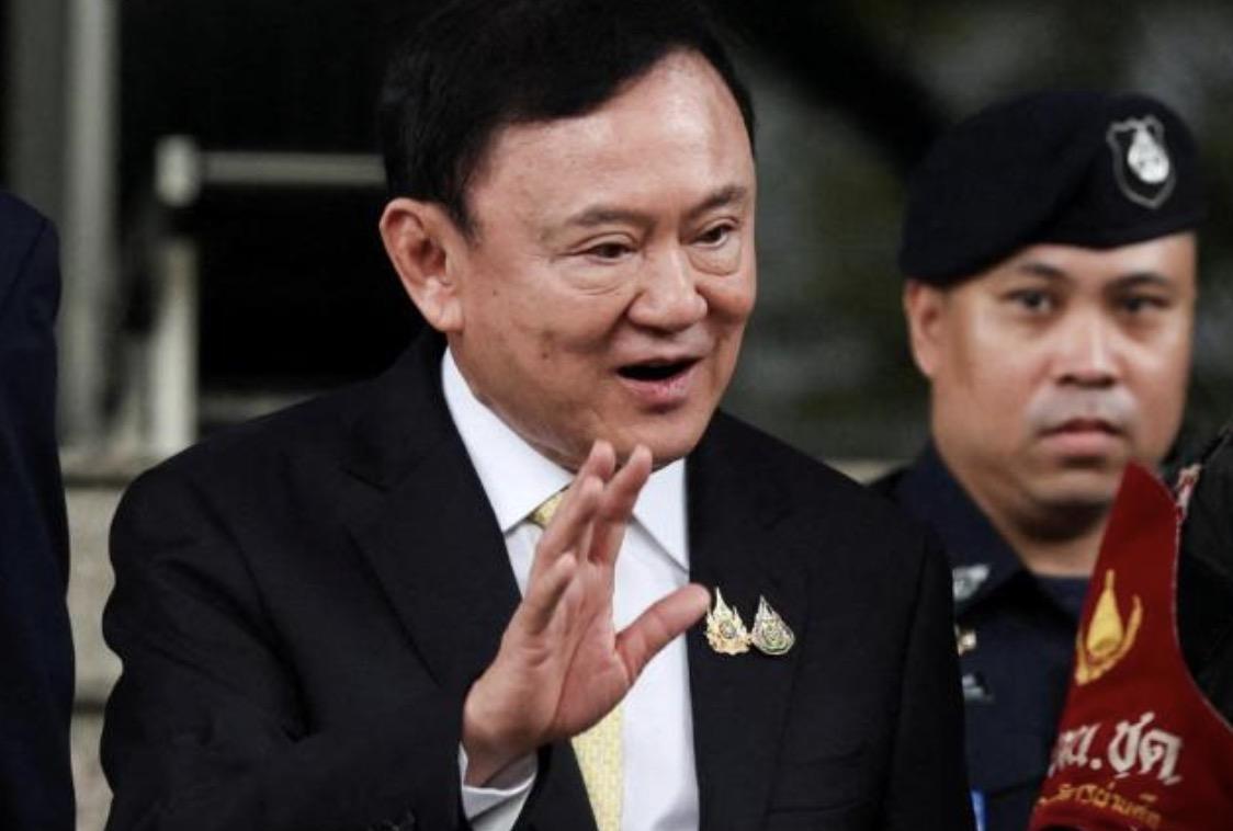 泰国前首相他信在9月4日晚突然离境，时机敏感——正值泰国议会5日选举新首相，而他