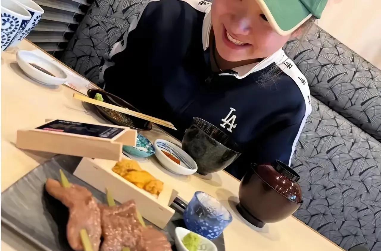 当日乒选手满世界凑积分的时候，伊藤美诚又在晒美食了。
她活出不一样的人生！
伊藤