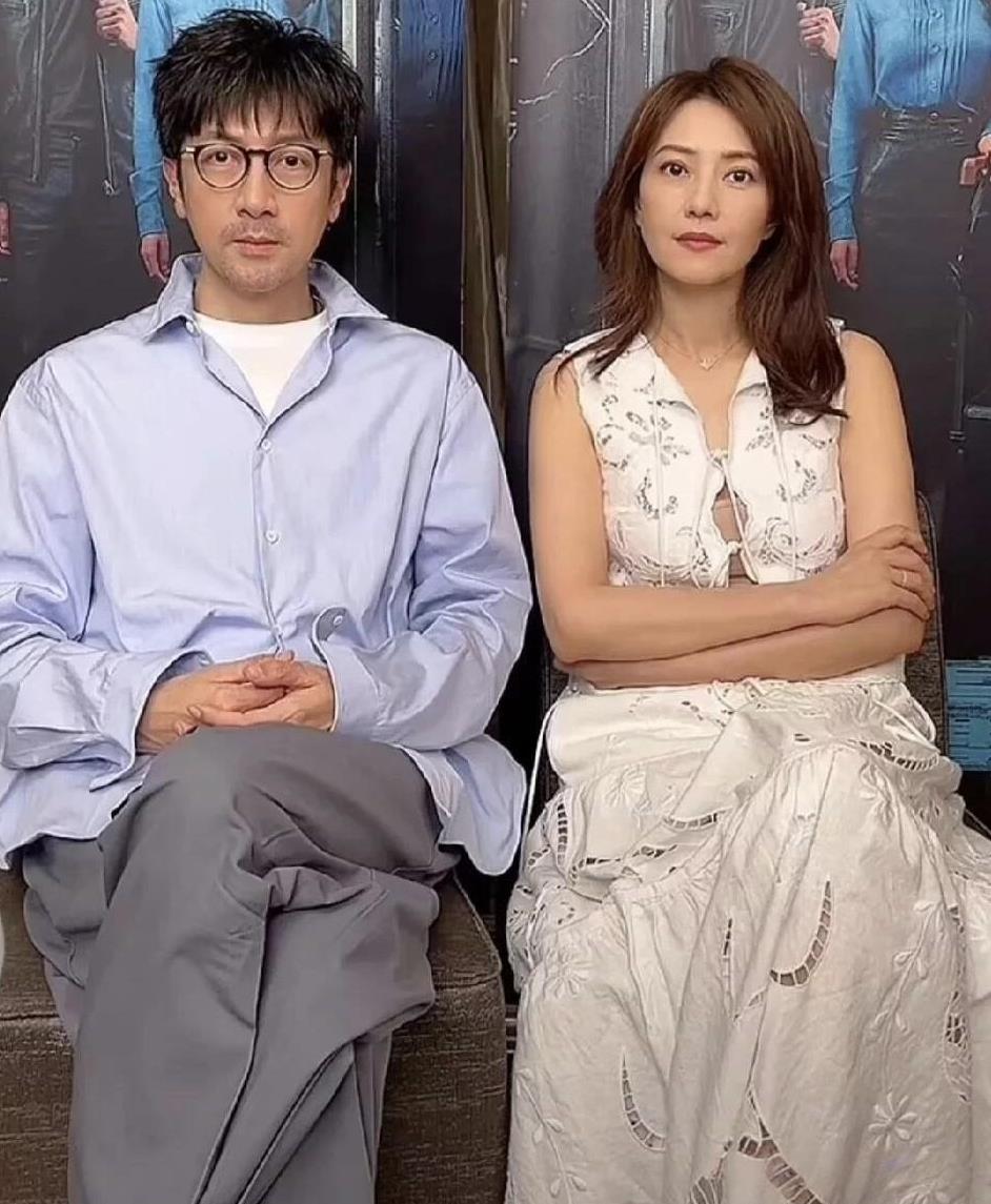 估计有很多人都喜欢照片中的这两位，他们男帅女靓，演技又好。右边的是女演员高圆圆，