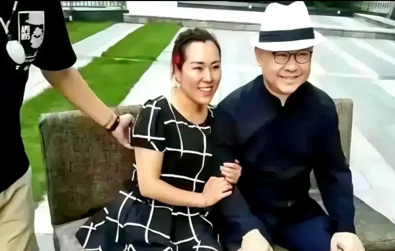 刀郎的这顶的帽子戴着太帅了！

大夏天他多半是为了挡太阳，他旁边这个美女笑得这甜