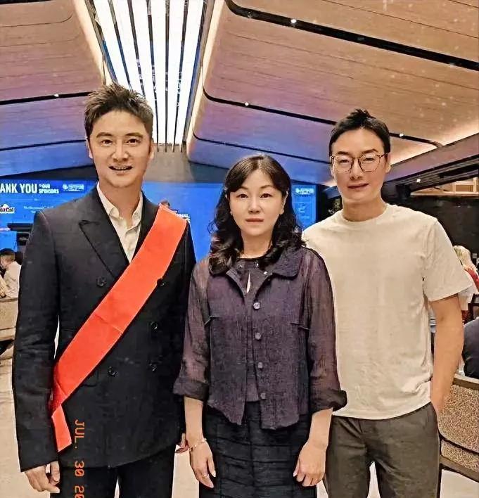 周继红女士与两位徒弟田亮秦凯的友情合影。
周继红田亮师徒二人相逢一笑泯恩仇。
照