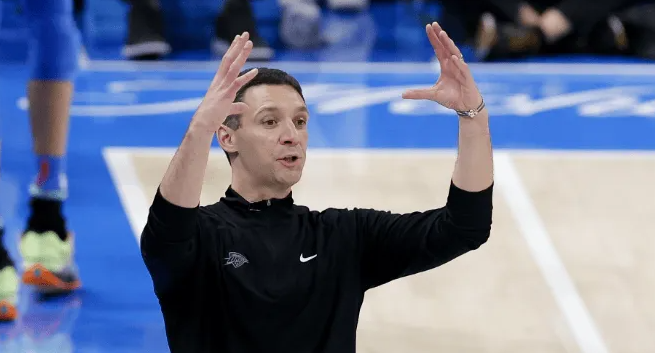 NBA季前赛，雷霆89-106不敌独行侠。赛后，雷霆主帅马克-戴格诺特接受了媒体