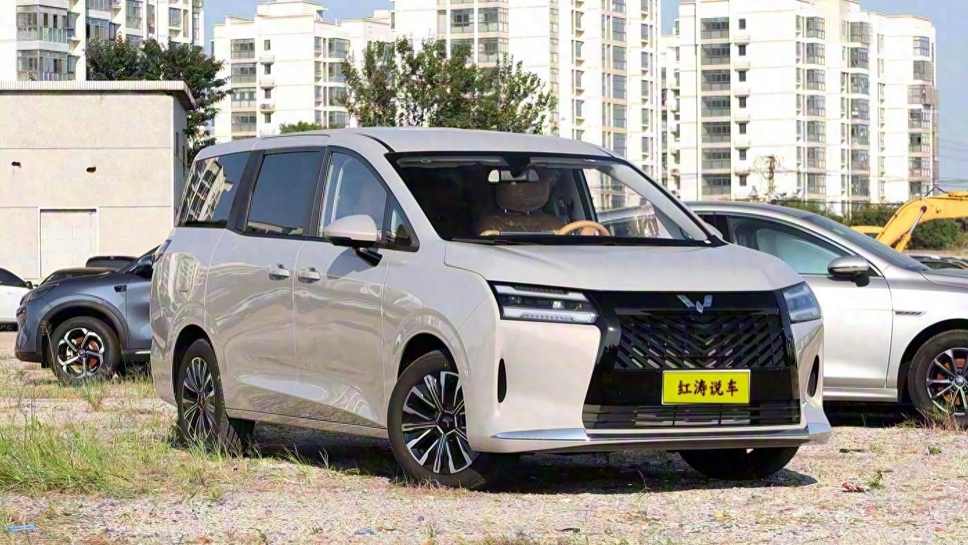 五菱星光730上市，侧滑门+7座布局，7.30万元起，会是国民神车？