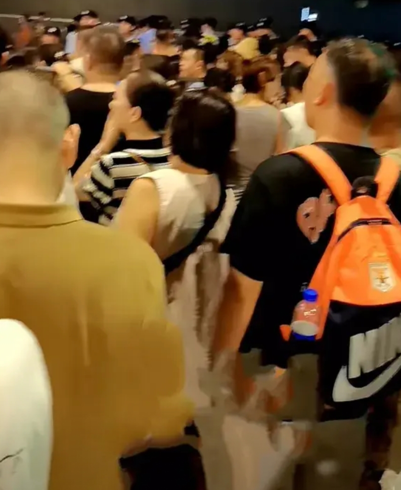 某男团在上海体育场里开演唱会，孩子在里面给她们的偶像打call应援，
家长在外面