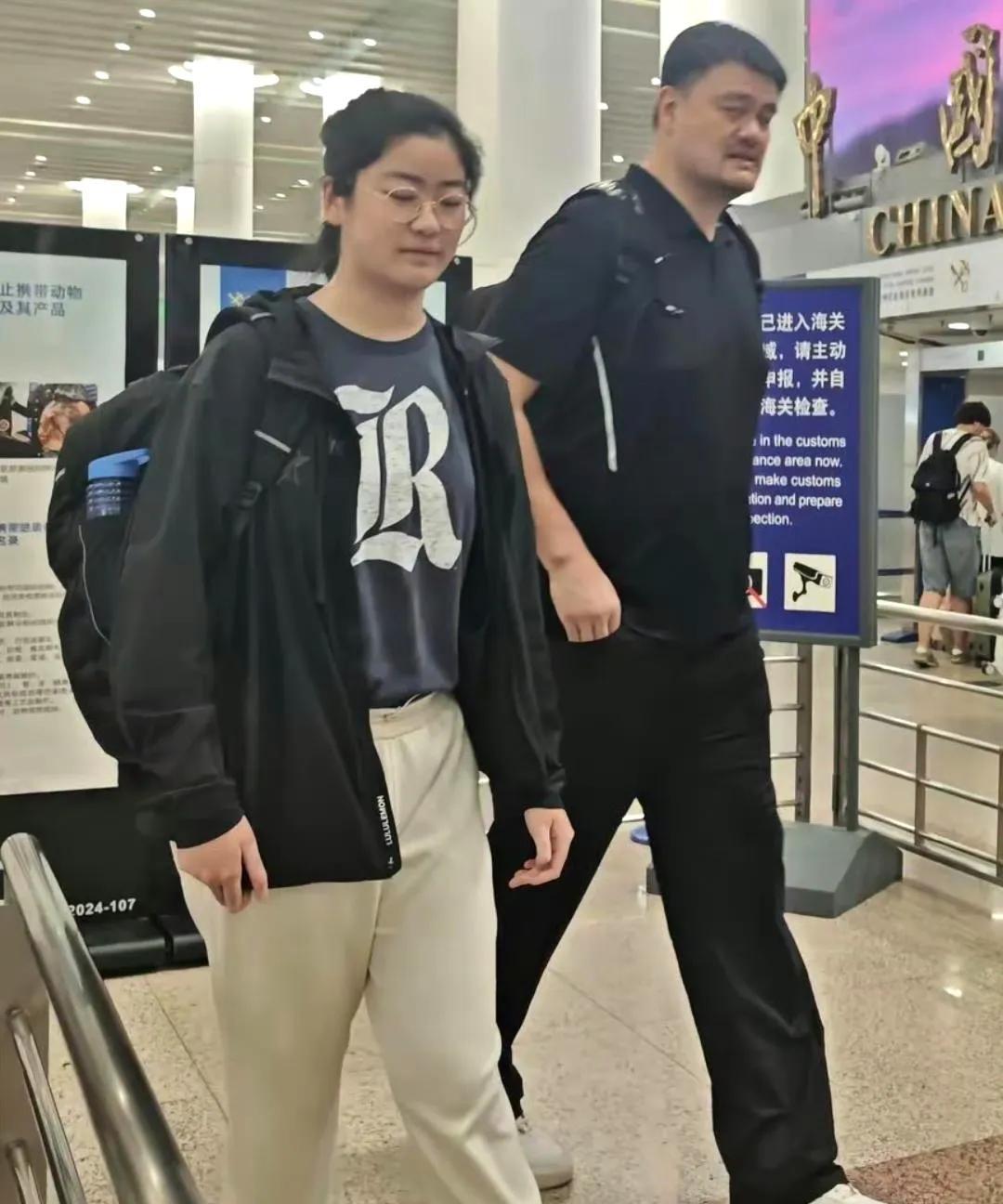 姚明女儿这个大个子
今后干什么合适
除了打篮球
这个身高真的属实太鹤立鸡群了
除