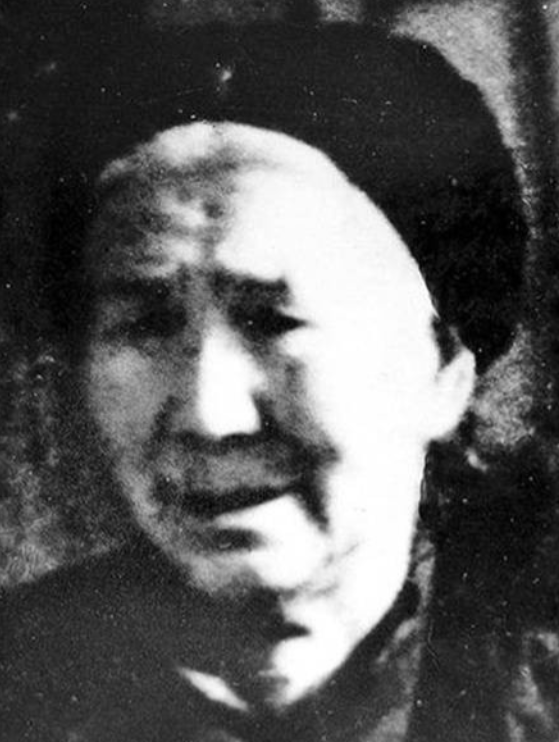 1944年，为了逃避日伪军的屠杀，邓玉芬将一团棉花塞进刚满7岁的儿子嘴里，紧紧的