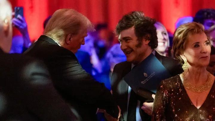 英媒称，中国拒绝接收购自阿根廷的30万吨大豆，原因是检测结果显示这批大豆产自美国