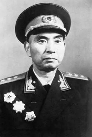 1949年，一个杀手闯进了杨勇的房间中，还用枪顶住杨勇的脑门，谁知杨勇回头一看，