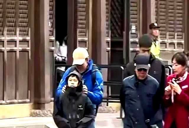 郭晶晶妈妈与亲家见面，头发苍白站在外孙身后，霍震霆主动站旁边。

突然想起上