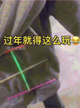 宝妈网购荧光棒，带俩儿子乐翻天，关灯效果太绝了！