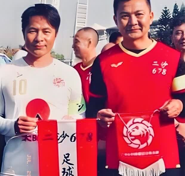 彭伟国身旁的这个男人，是昔日曾与他并肩作战广东队队友，尽管职业生涯从未有过国内顶