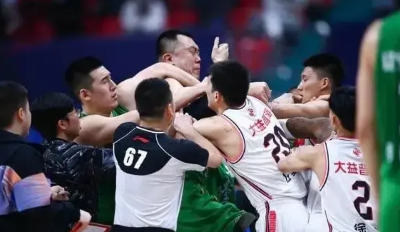 还记得当年CBA辽宁跟广东打架。最后怎么处罚的呢？
现在U21禁赛3年。
看人下