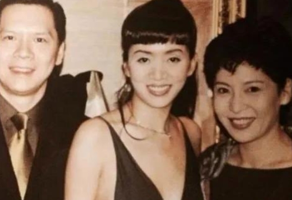1993年，梅艳芳在香港举办生日会，现场大牌云集，成龙晚到了一个小时，而成龙表示