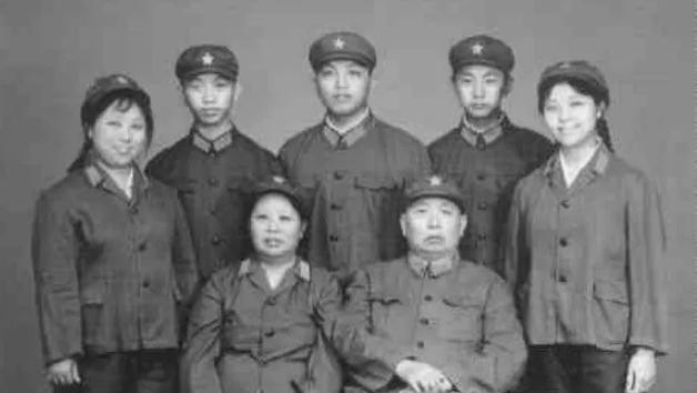 他有两名警卫员是上将，一名部下后成国家主席，被称为首长的首长
