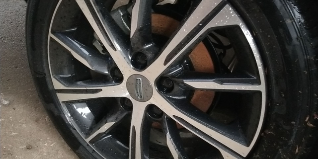 新车第4天两个后轮刹车盘就生锈了
第二次开，各位车友有没有相同的情况