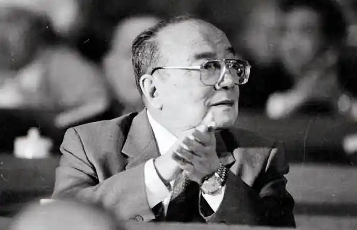 1966年，杨尚昆被错误关押在监狱中，严重的低血糖让他多次濒临死亡，正当他绝望之