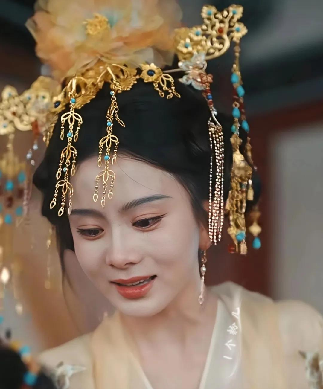 看过马秋元演的很多短剧，
但是有一个问题，
一直都想不明白，那就是她为什么不往长