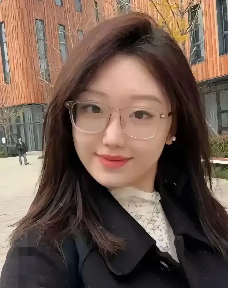 李欣莳的男朋友是怎么看上她的？