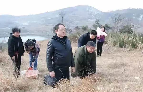 这是2006年孙立人之子孙立平携家人回乡祭祖的照片，他也希望父亲可以在大部安葬。