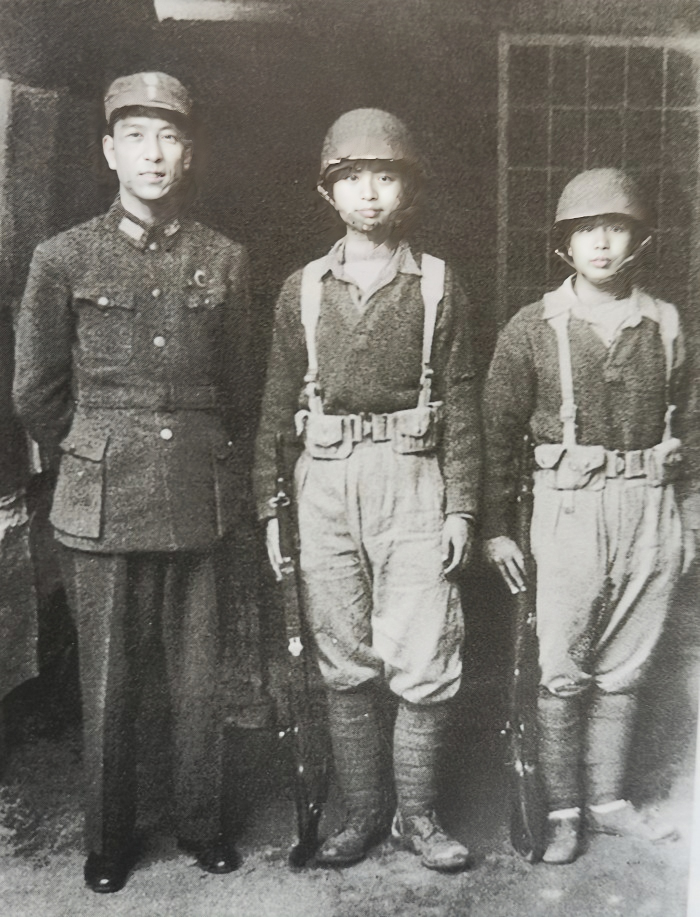 耿飚怎么穿国民党的衣服？他面带笑容，其实当时的处境并不好。1946年，耿飚参加了
