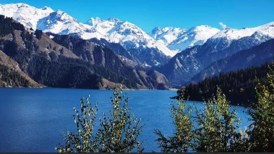 王母瑶池——5A景区天山天池免门票了，速来更换你的手机壁纸！