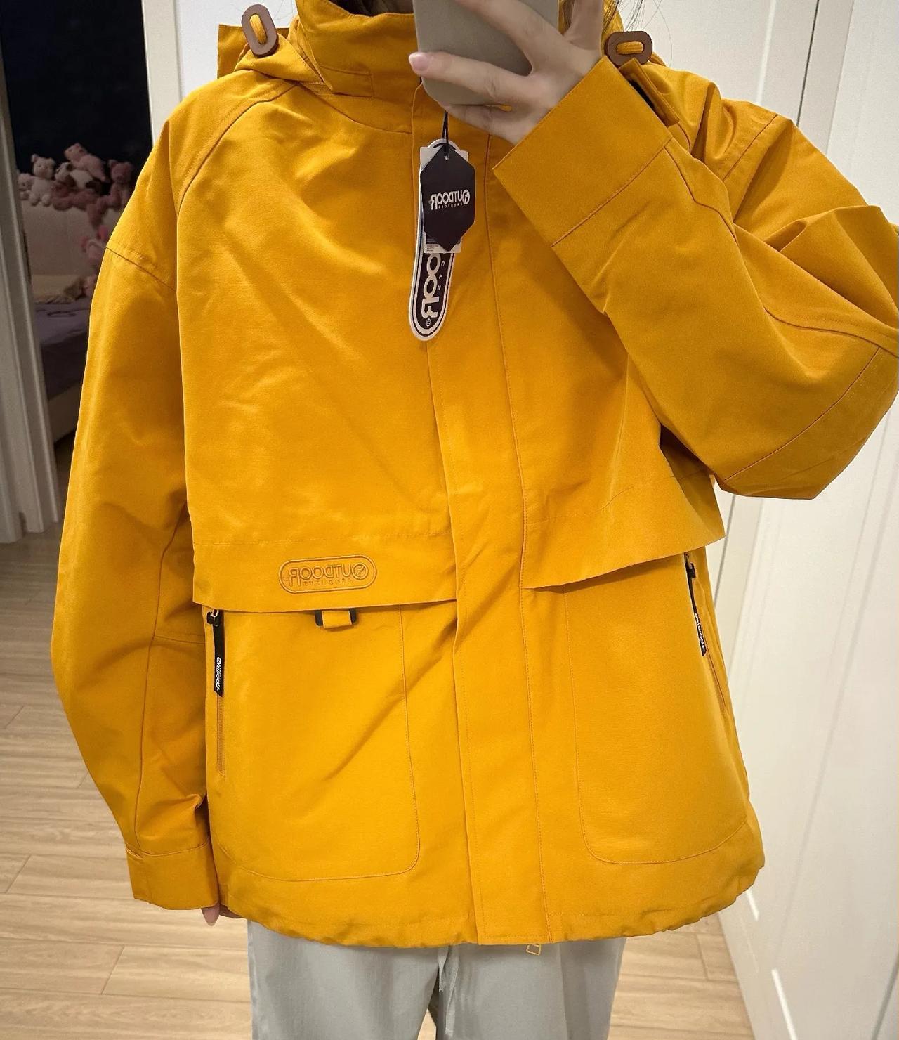 朋友们
千万不要买黄色的冲锋衣
真的好像美团的
刘亦菲穿咋这么好看啊？
我决定等