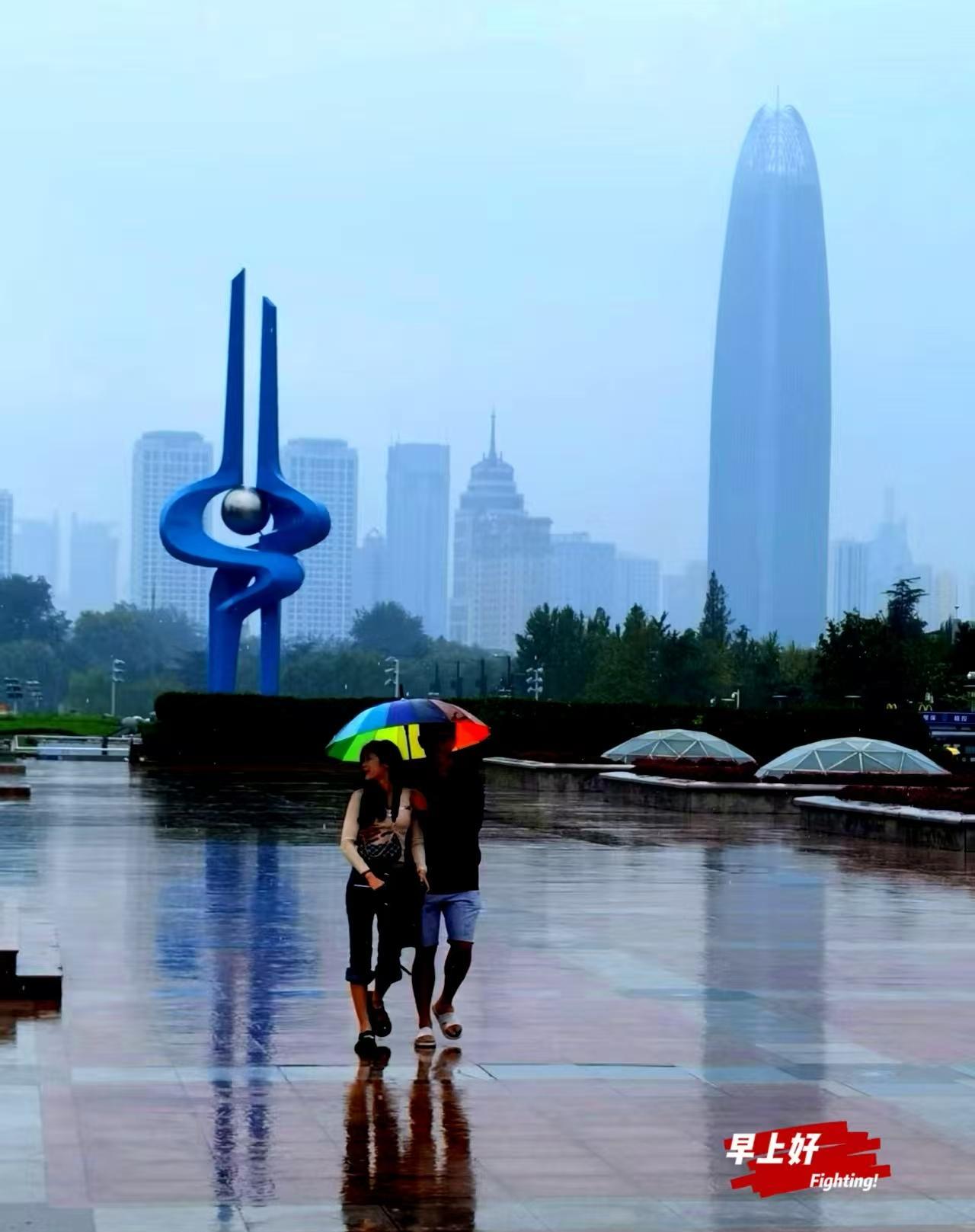 秋雨中的泉城
        三伏初秋热气蒸，
        大街小巷空调哼。