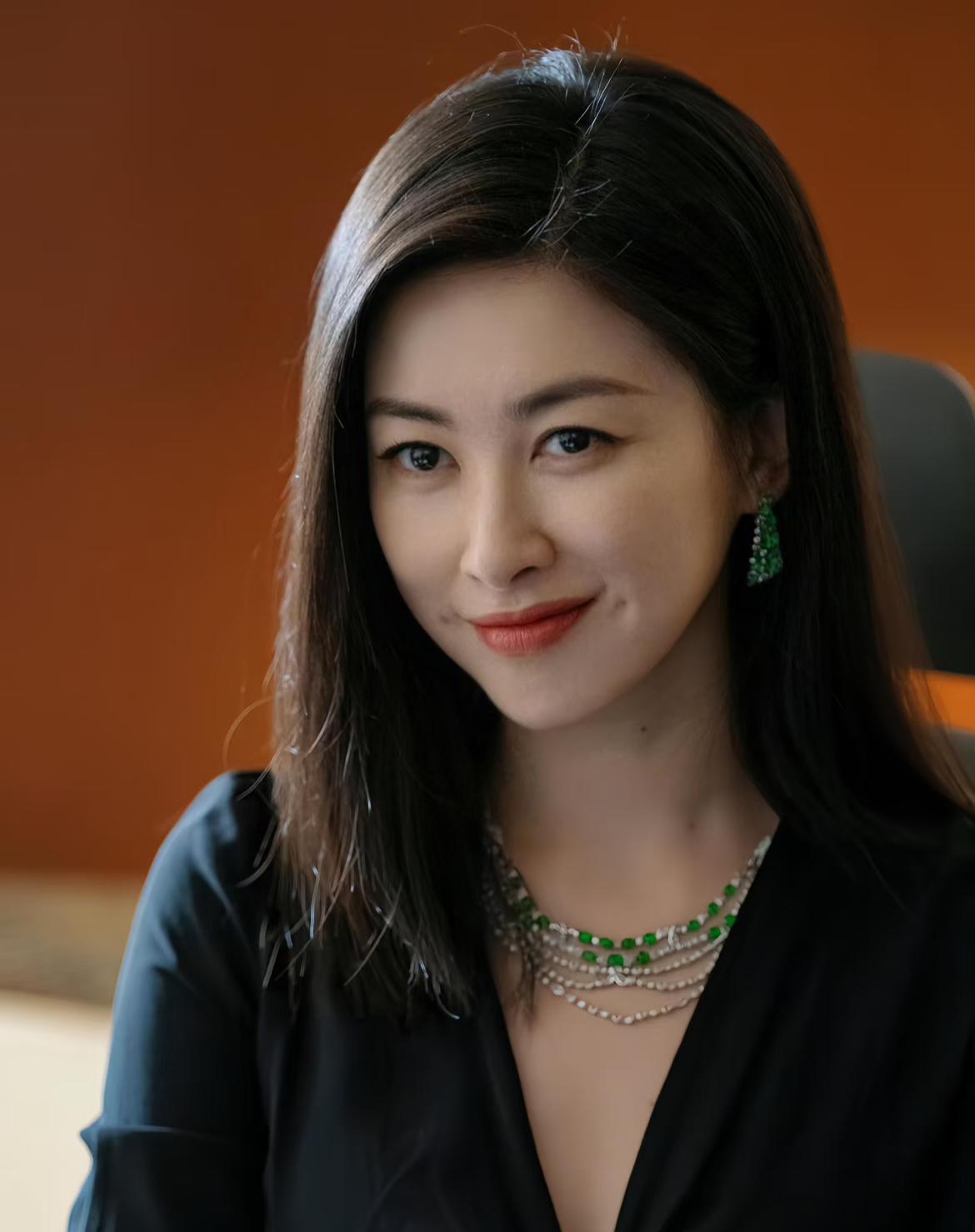 如果我不说，
你肯定不知道，
朱珠现在除了是演员、歌手的身份外，还有其他几个身份