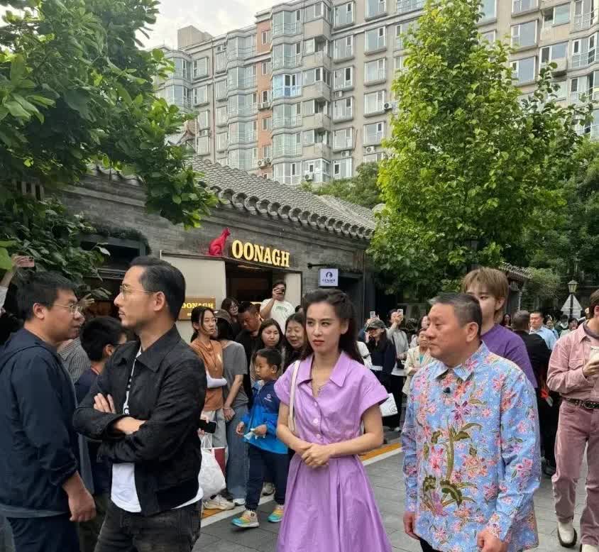 天呐！黄圣依真人这颜值是真实存在的吗？！[流泪][流泪][流泪]刚刷到生图瞬间被