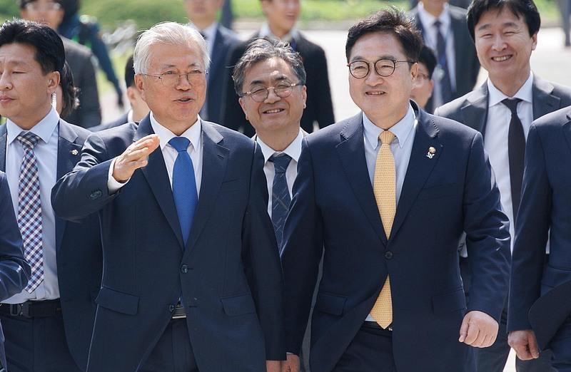 为什么韩国总统无法摆脱“青瓦台魔咒”？
4月25日，韩国媒体报道，韩国前总统文在