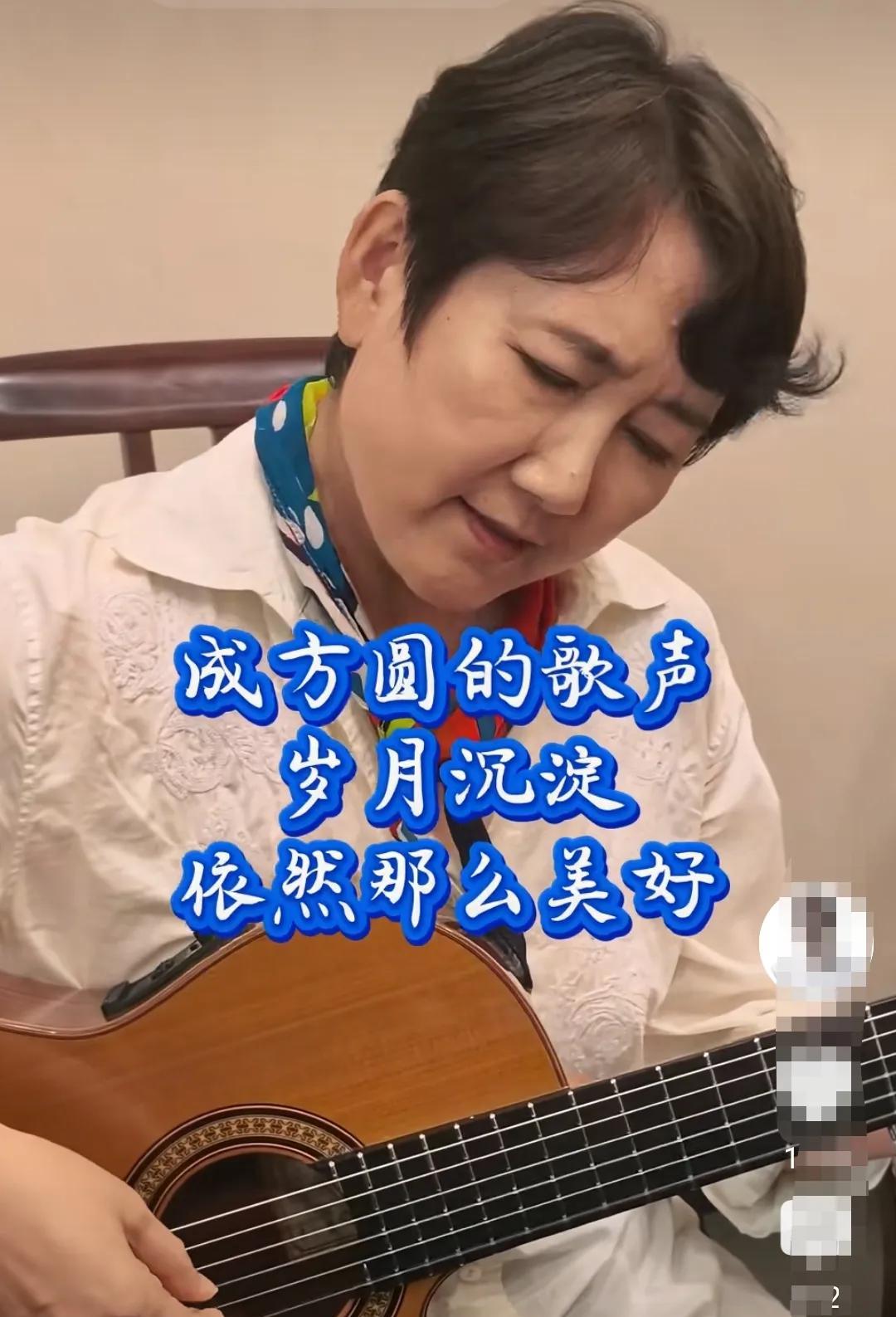 大家还能认出她是谁吗？
90后、 00后一定不认识，
她是80后曾经心目中的女神