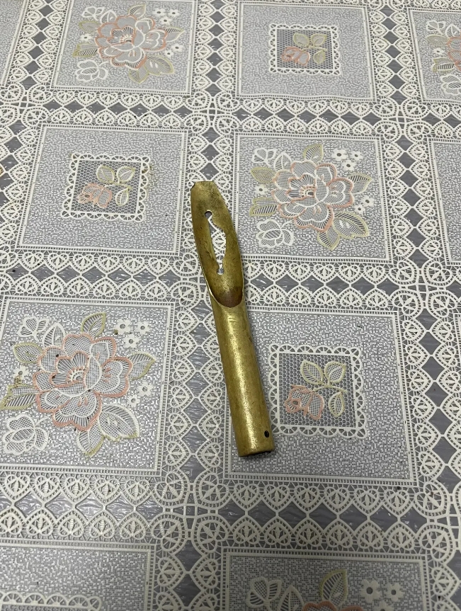 江苏，一名男子的父亲意外离世了，在整理父亲的遗物时，男子在床头柜意外发现了一个小