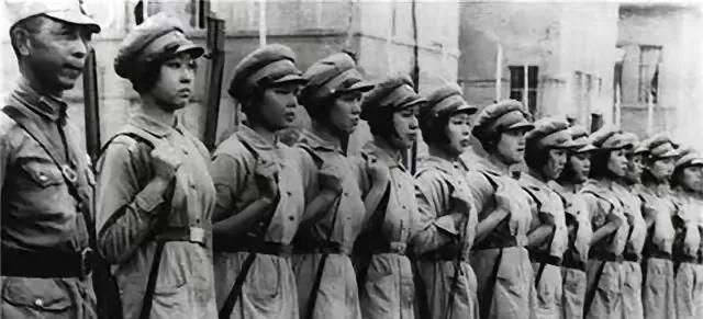 1943年常德之战，周咏南带领女兵们抵挡住了日军15次猛烈进攻，子弹打光后，三个