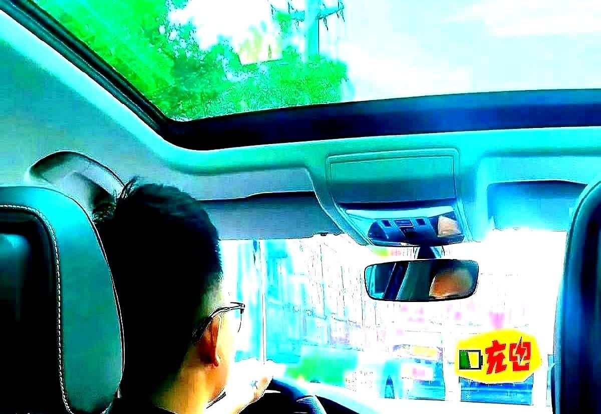 我爸开了几十年车，教了我不少超实用的开车窍门

有件事我爸反复强调得用身体记