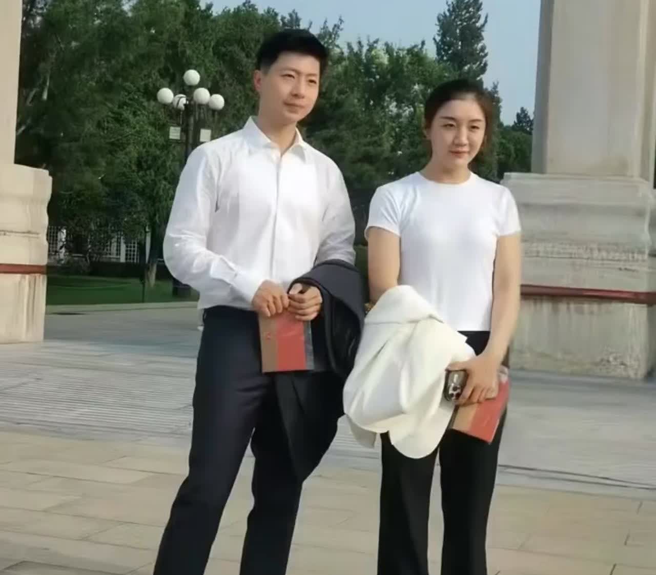 好有意义的合照

9月3日，奥运冠军马龙、陈梦来到北京现场观看阅兵仪式后，两