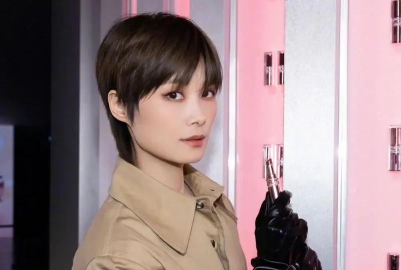 李宇春：20年陪伴与C位争议并存
近日，李宇春在专访中深情感谢观众20年的陪伴，