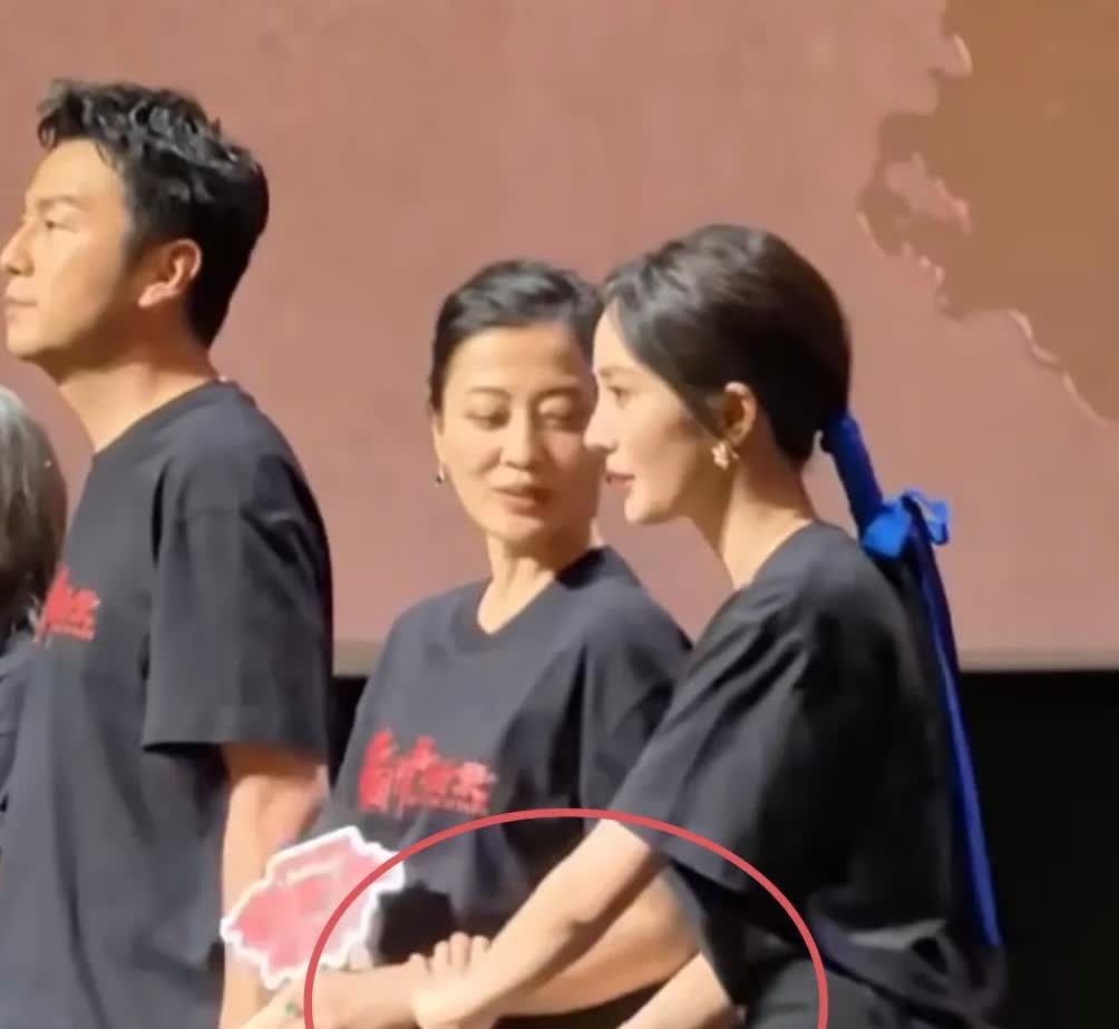 杨幂为什么这么火？
不是因为有作品，也不是因为商业价值高，而是因为
有情商，