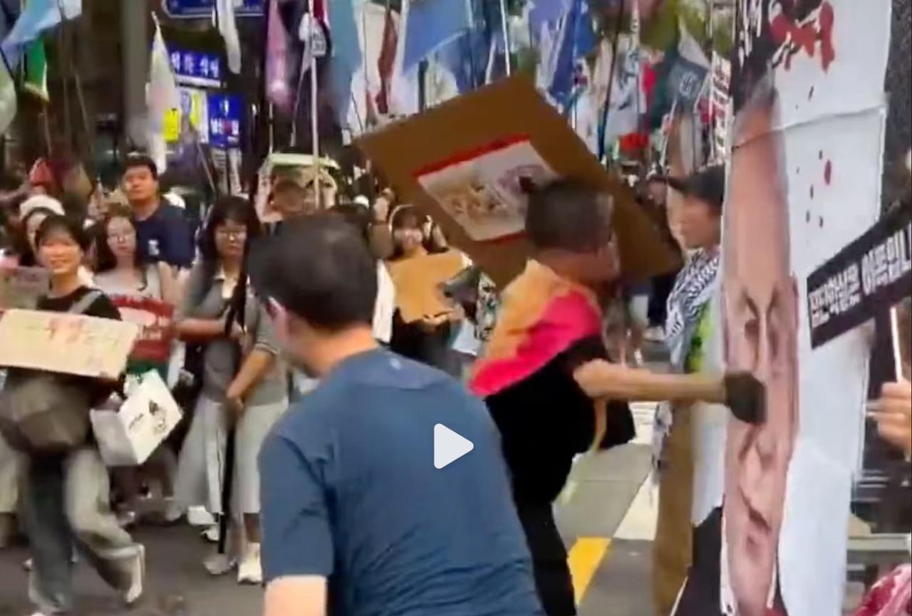 韩国网友这次很正能量，居然爆发了反小椅子的活动，虽然人数不多吧，但也有好几百人。