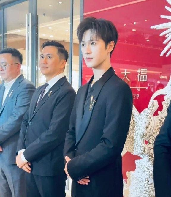 李昀锐现身上海活动！又瘦又帅很清新，脖子戴金链子超吸睛 ​​​