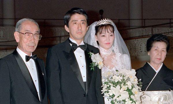 安倍晋三的遗孀安倍昭惠，继承了丈夫的精神遗产，颇为活跃。
安倍昭惠在上大学的时候