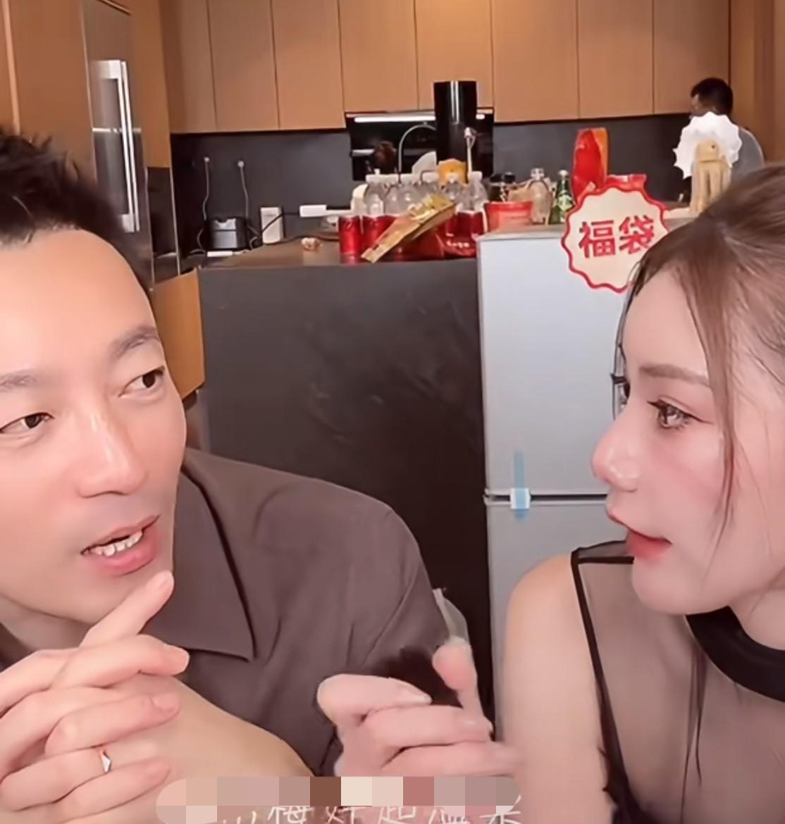 当听到汪小菲用种方式表达自己多大了的时候，马筱梅明显没敢接话呀……
在两人一起直