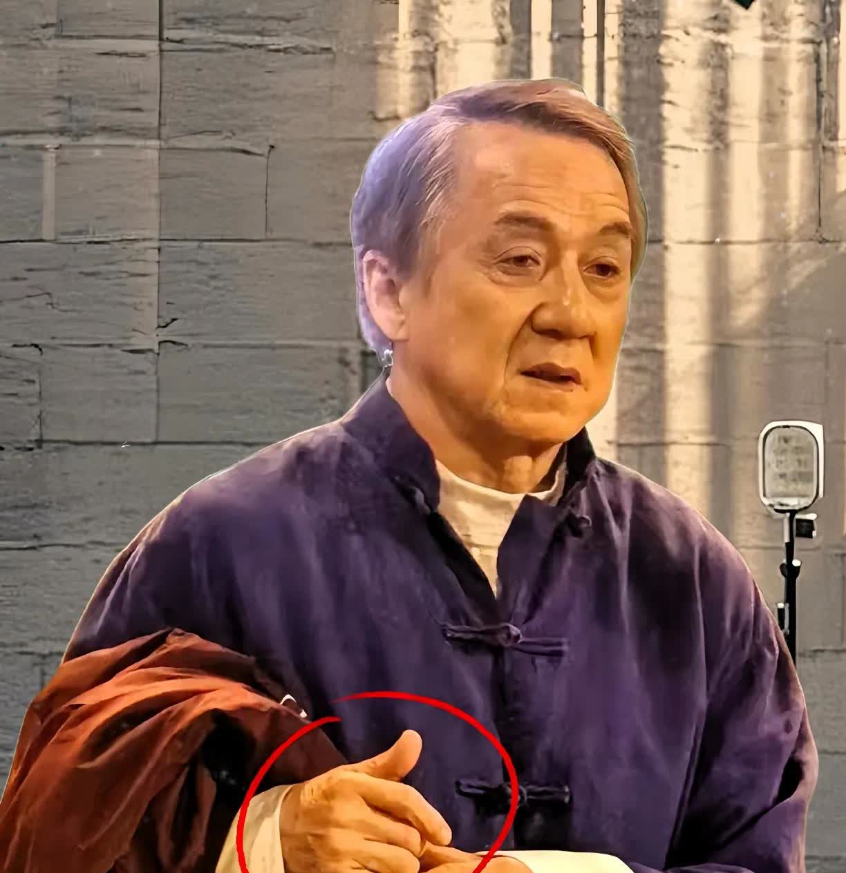 成龙估计怎么也想不到，
都这把年纪了，刚从华表奖的舞台下来，竟然被人爆料说
