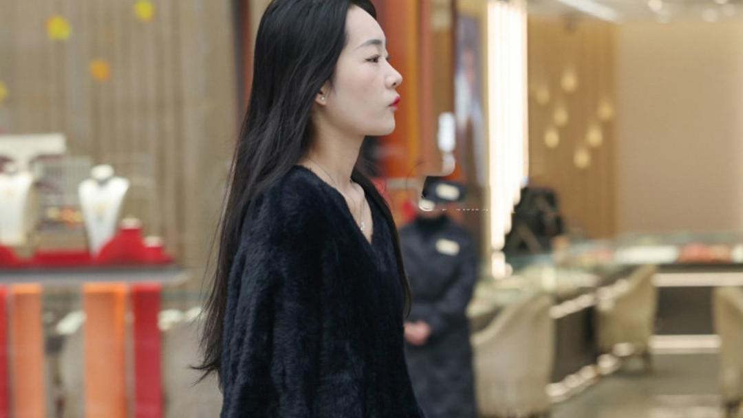 深色皮草外套，深邃的视觉语言，让你迷恋