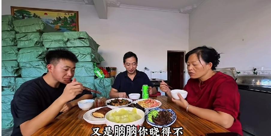 小小谭爸妈从外地做生意回来了，居然有人这样说他们，真是千古奇闻！
小小谭爸妈这些