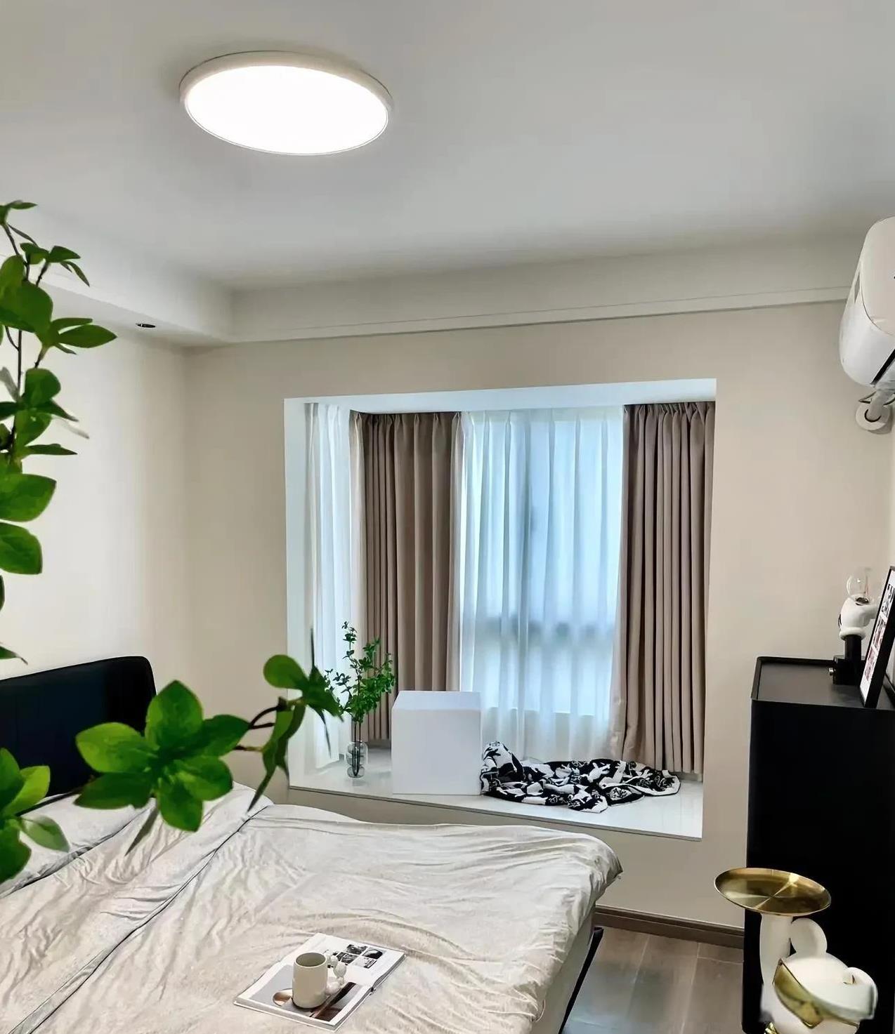 女子的表妹过来市区找工作，暂时借住在女子家里，老公起初是不同意的，但是女子说都是