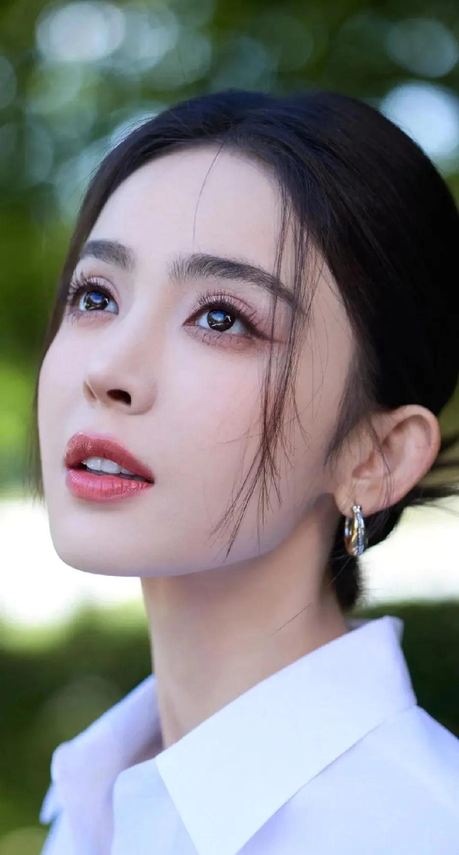 家人们，古力娜扎又靠脸鲨人了！最新怼脸生图直接美上热搜，零滤镜镜头下的皮肤细得像