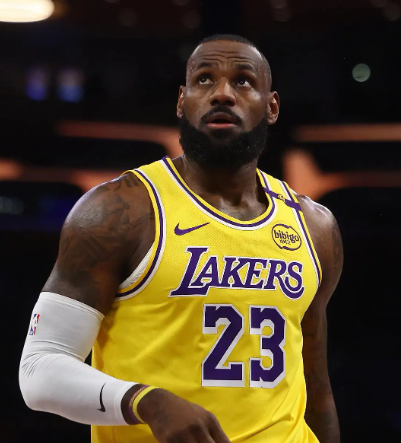 老年詹姆斯持球真的比壮年东契奇还靠谱，真不是一个级别的，肉眼可见的差距。太舒服了