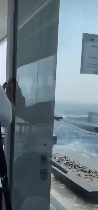 有人说这池水救了整栋楼。刚开始还以为是大海发生海啸了，其实不是，这是泰国一栋建筑