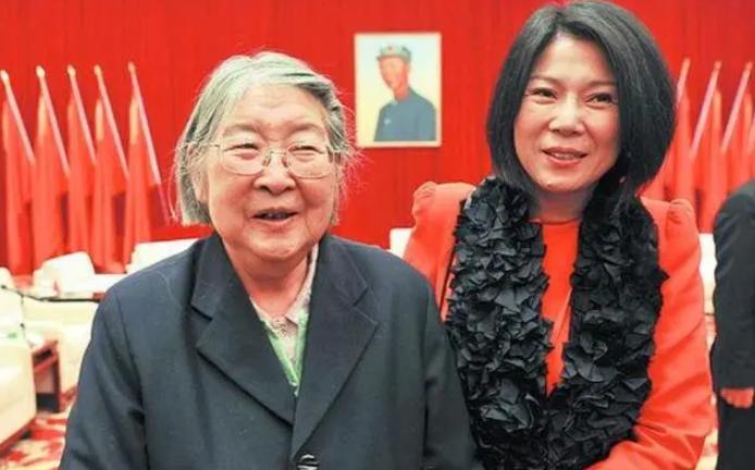 1999年，毛主席的女儿李敏病重，生活困苦，甚至连医疗费都不够，无奈之下女儿孔东