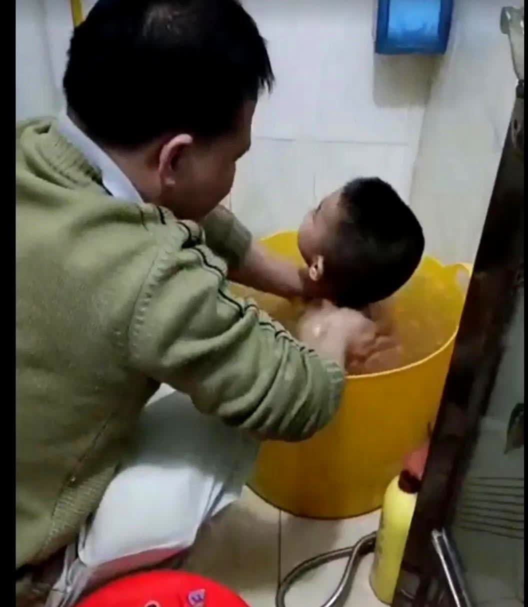 曾经大哥大哥的叫他，如今我们却成为了夫妻，那几年小孩的父亲走后，就是小孩的大伯经